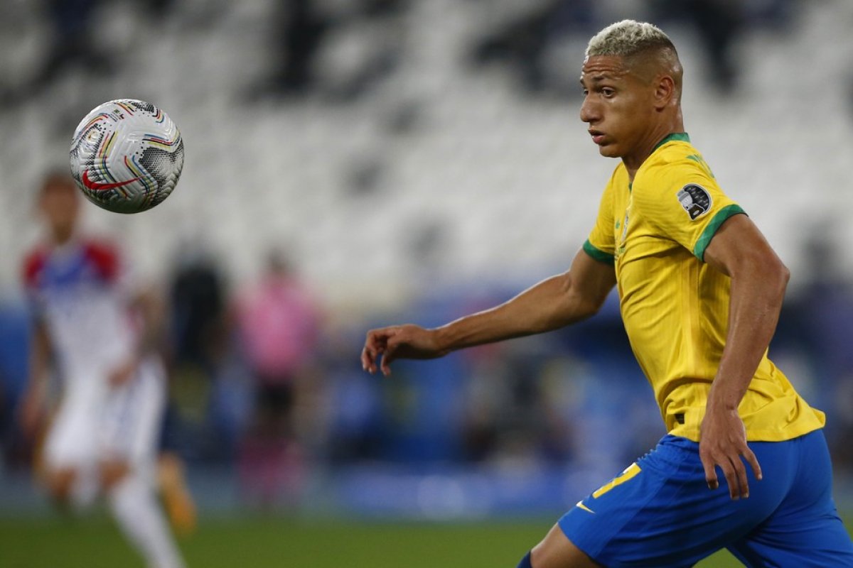Richarlison é alvo de comentários racistas de chilenos após provocação nas redes sociais