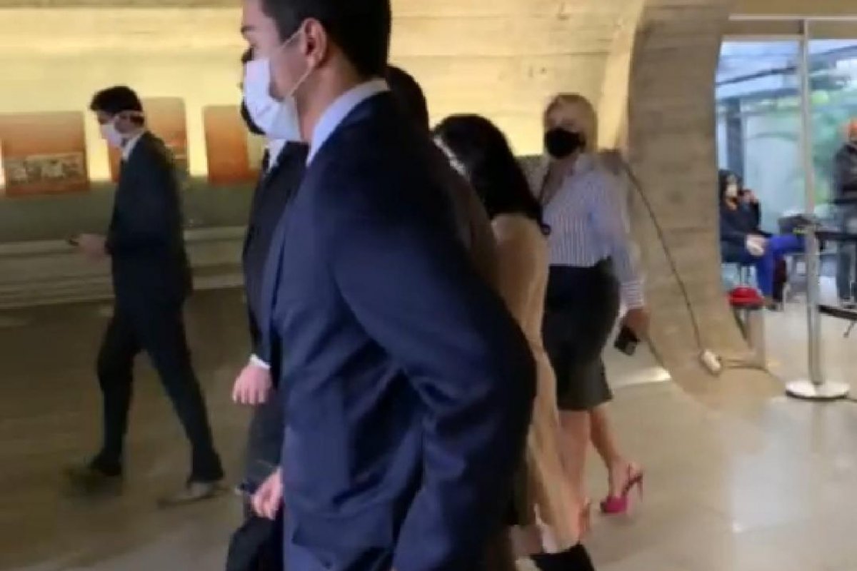 Vídeo: Regina Célia chega à CPI do Senado para depor sobre contrato da Covaxin