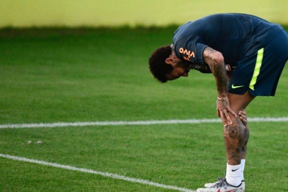 Neymar deixa treino da Seleção com dores no joelho e preocupa