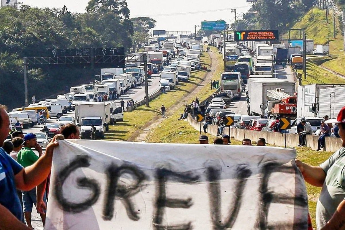 CNTRC diz que alta do diesel surpreendeu caminhoneiros e possiblidade de greve ganha força