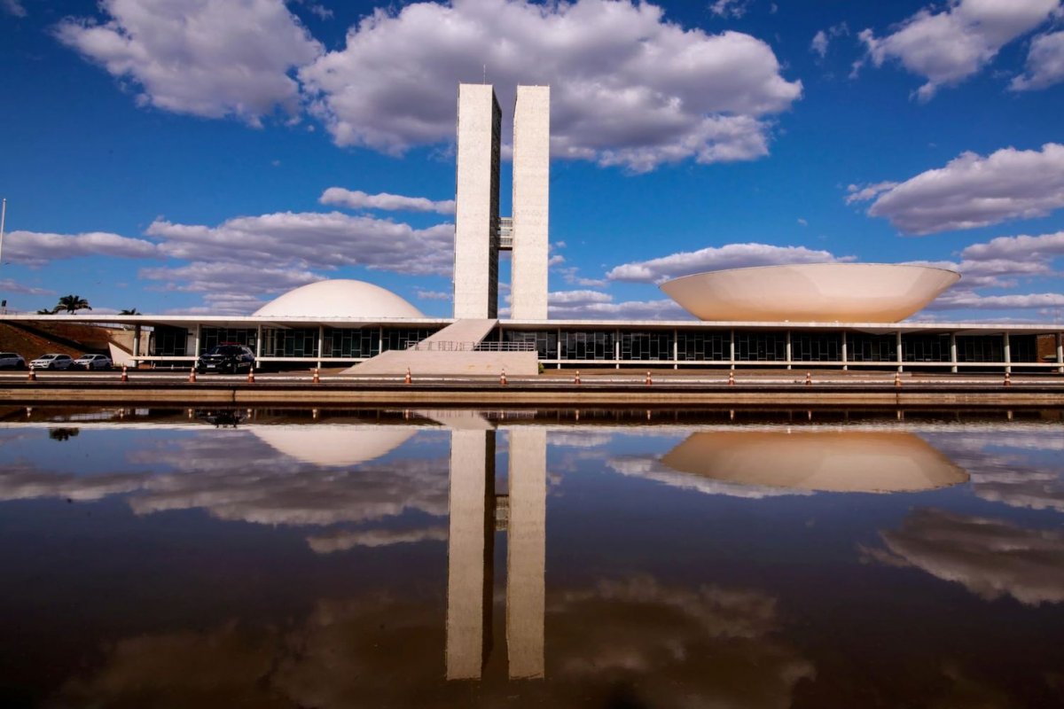União pode poupar R$ 3 bi por ano com projeto para barrar supersalários