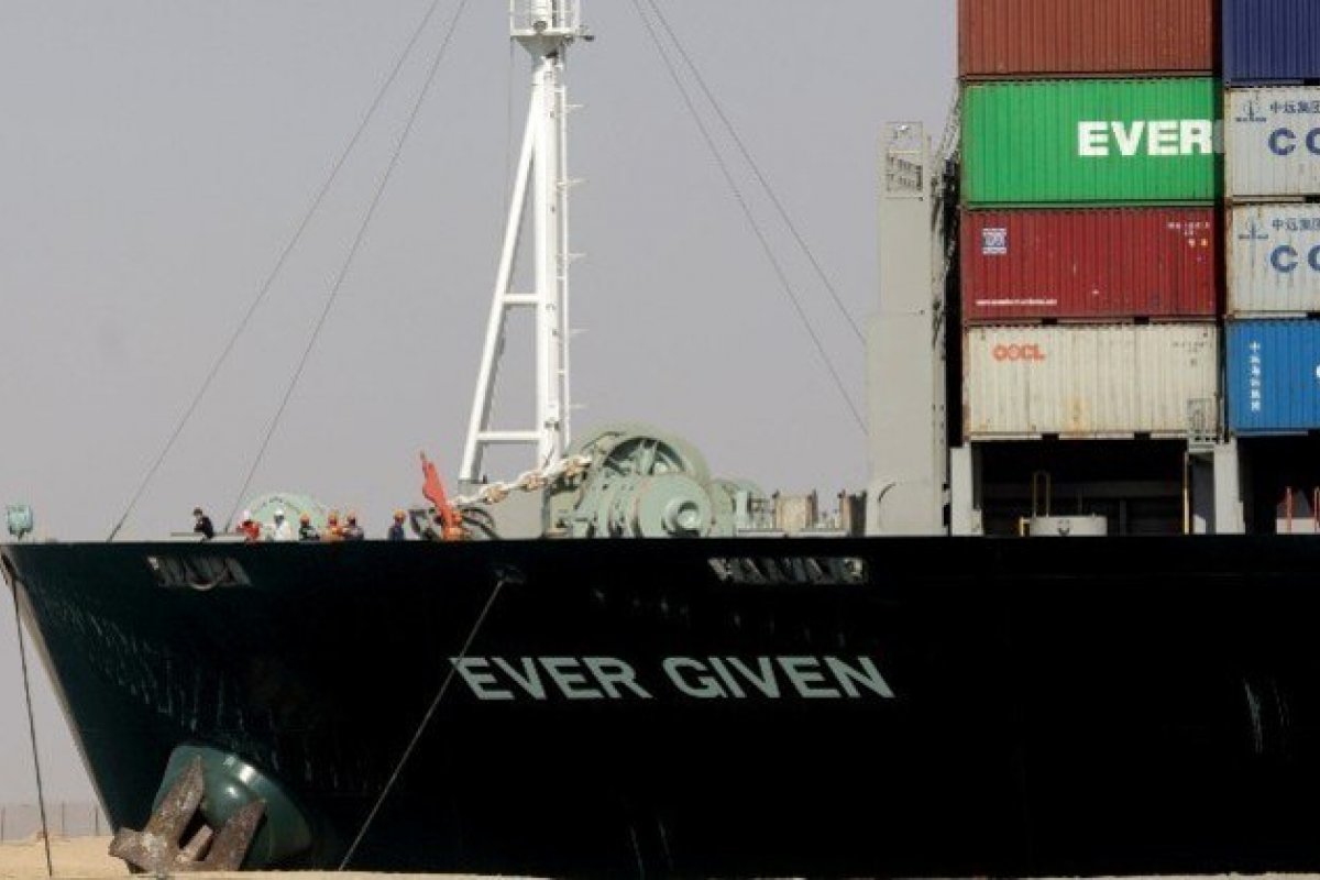 Justiça egípcia libera navio que bloqueou Canal de Suez