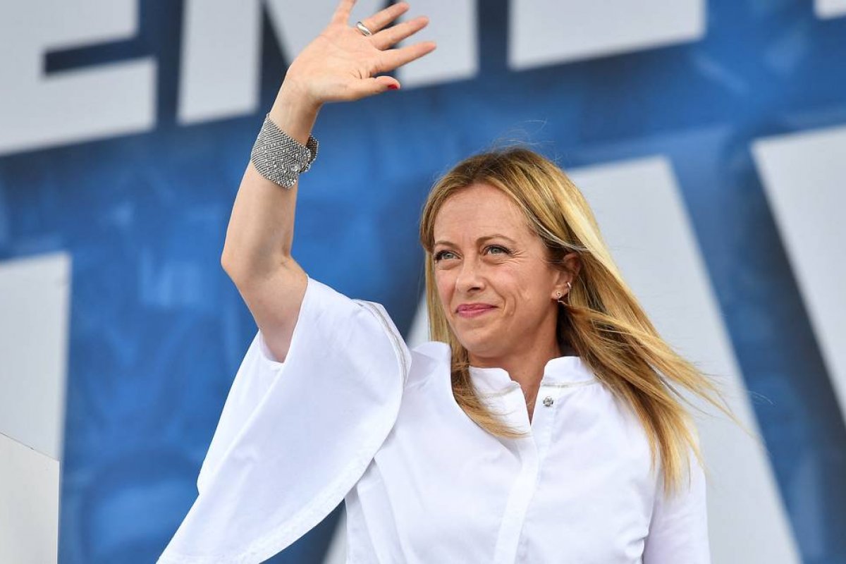 Livro de deputada líder de partido de extrema direita italiana ganha popularidade