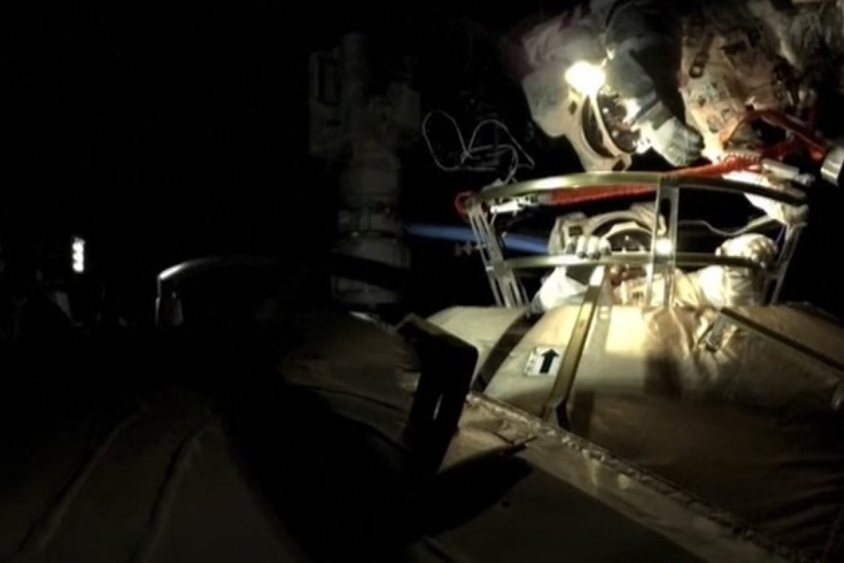 Astronautas chineses completam caminhada espacial em estação