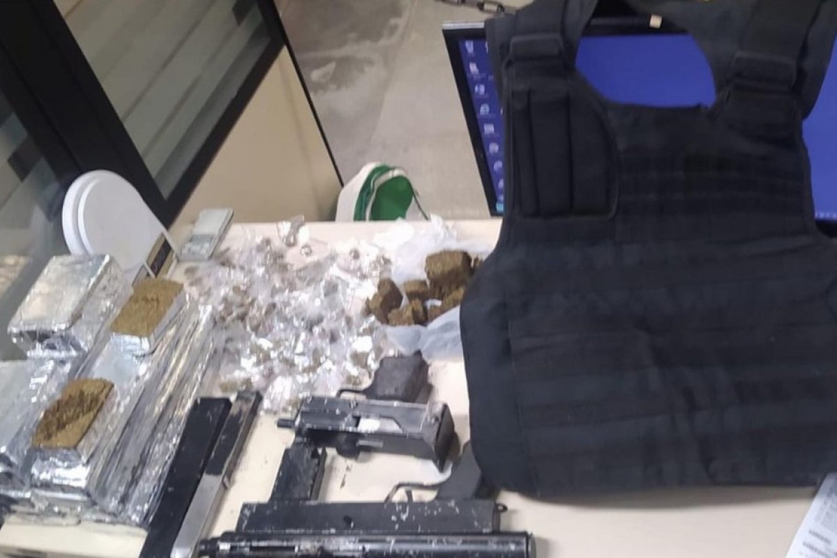 Homem é preso após ser flagrado com armas, rádio comunicador e drogas em Feira de Santana