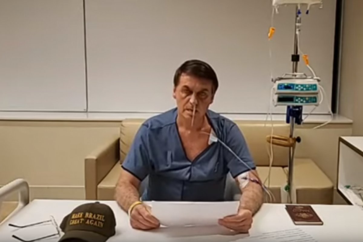 Bolsonaro retira sonda nasogástrica e recomeça dieta líquida