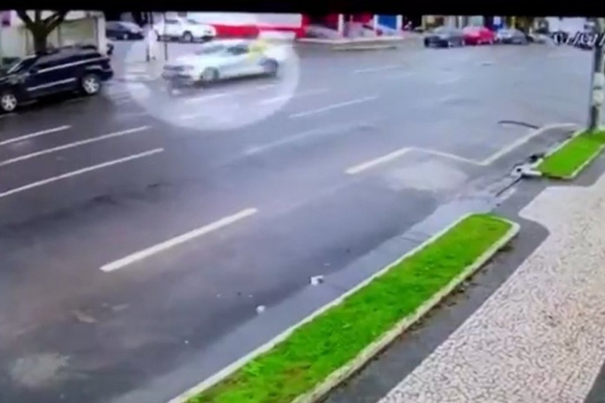 Câmera de Segurança flagra ciclista sendo atropelado e arrastado por carro em Feira de Santana