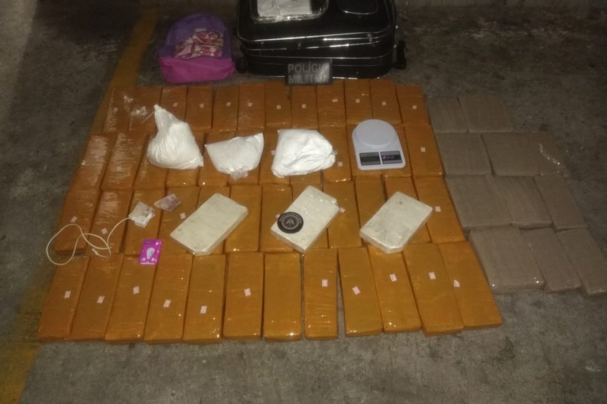 Polícia apreende drogas na Boca do Rio e na Liberdade