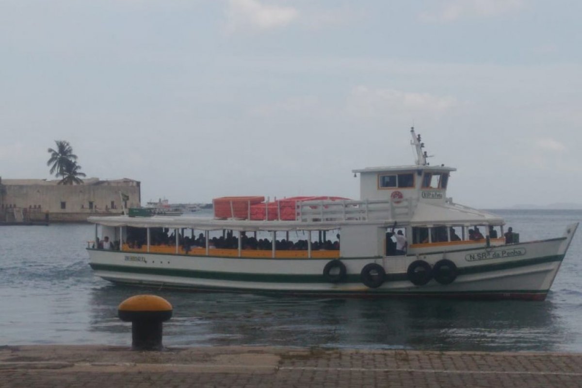Motor de lancha apresenta pane e passageiros relatam princípio de incêndio em travessia Salvador-Mar Grande 