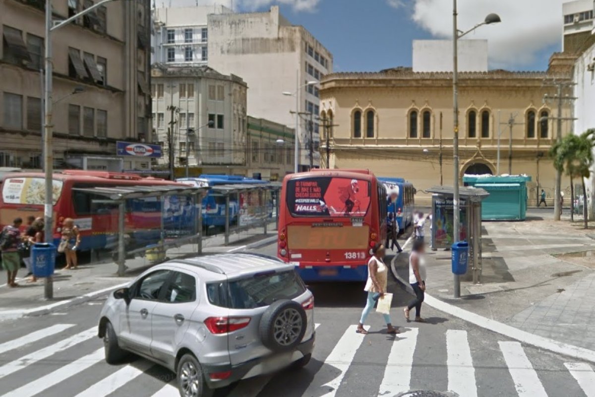 Ônibus voltam a circular no fim de linha da Rua Chile, neste sábado (14)