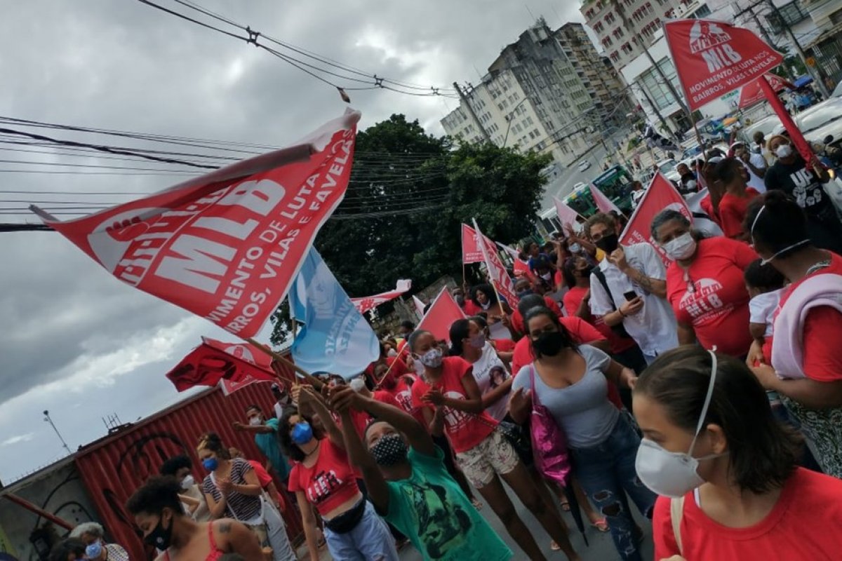 MLB realiza protesto no Centro de Salvador após ocupação em prédio na Av. Sete