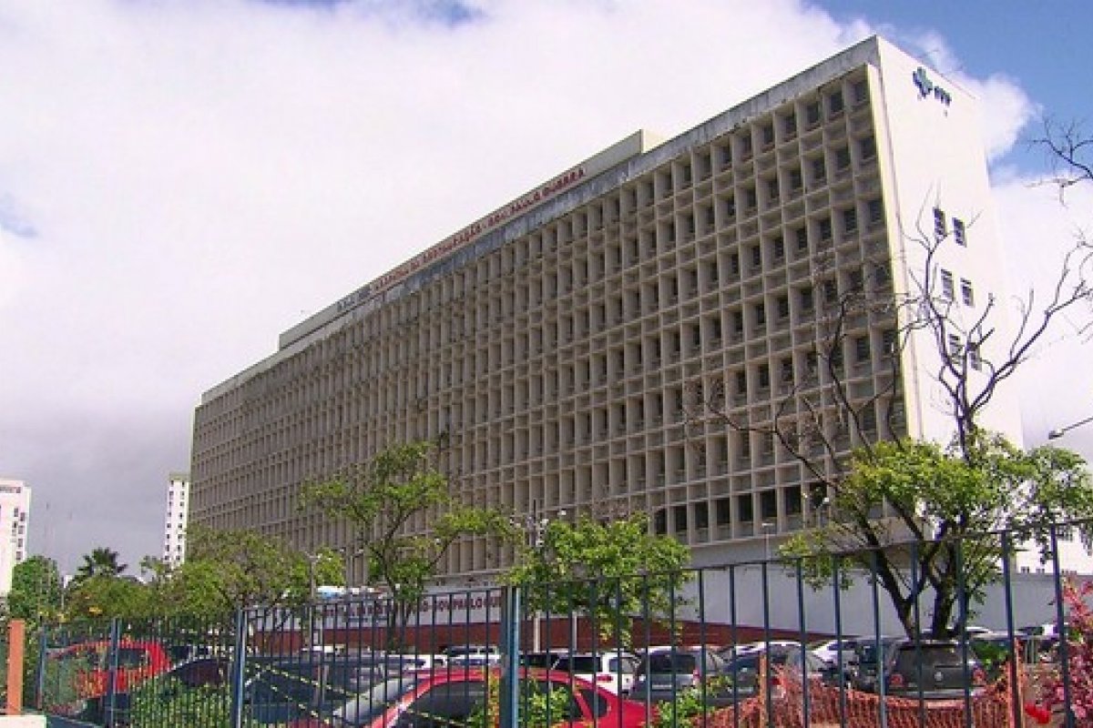 Morre mulher trans que teve 40% do corpo queimado por adolescente em Recife 