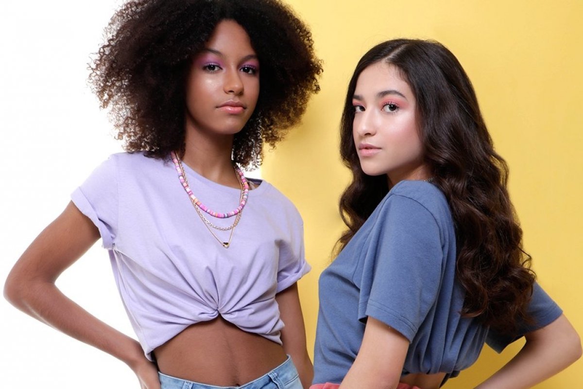 Jeans colorido: a peça que você pode arriscar para sair da mesmice