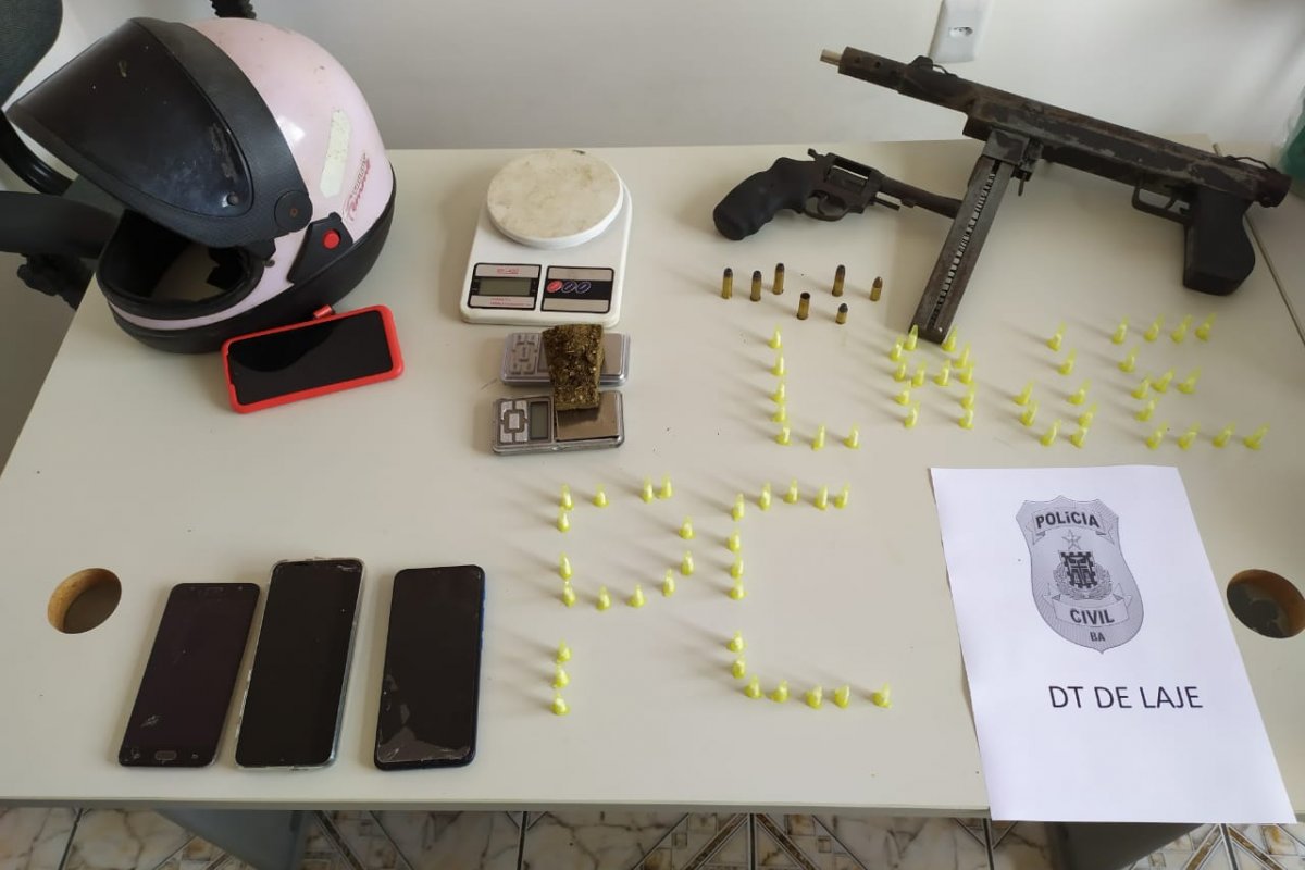 Duas pessoas são presas após serem flagradas com metralhadora e cocaína