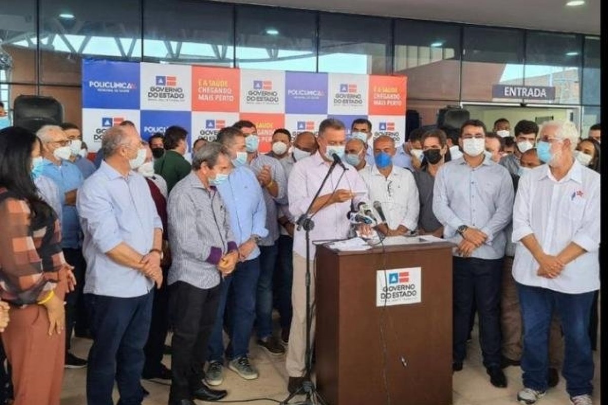 Rui Costa vai contra próprio decreto e aglomera com mais de 100 pessoas