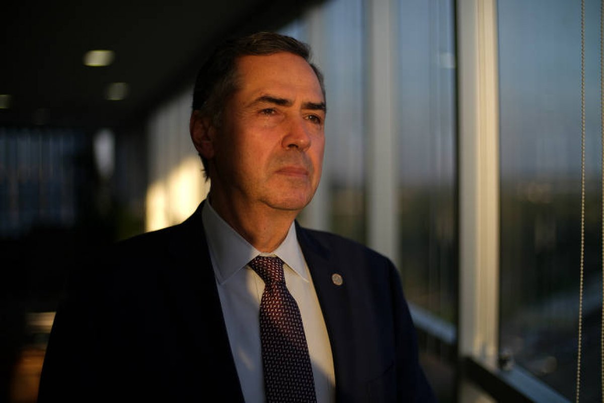 Em postagem enigmática, Barroso sugere leitura sobre a ditadura 