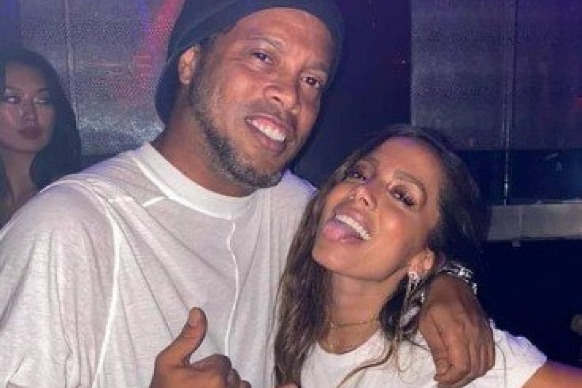 Anitta e Ronaldinho Gaúcho fervem juntos em boate de Miami