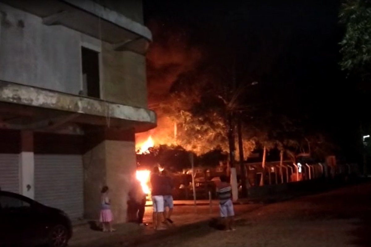 Incêndio atinge pátio de delegacia em cidade do interior da Bahia