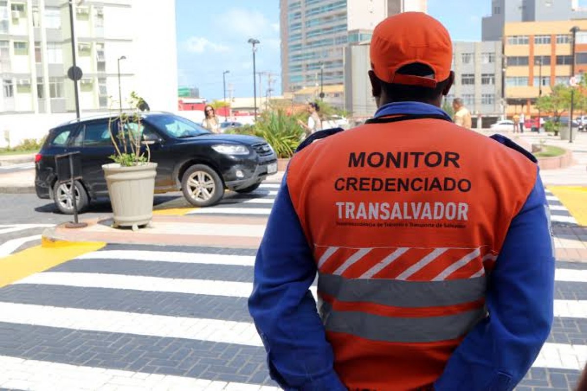 Uma pessoa fica ferida após capotamento na Avenida Paralela