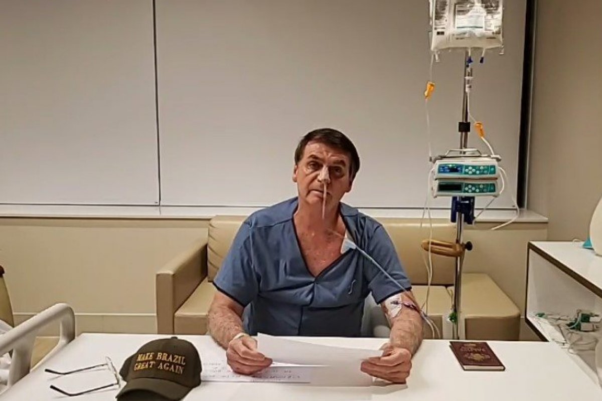 Bolsonaro caminha pelo hospital e apresenta melhora