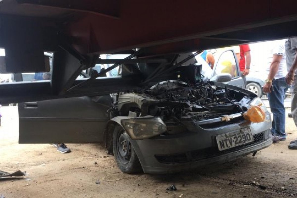 Homem morre após carro colidir com a traseira de uma carreta, em Feira de Santana