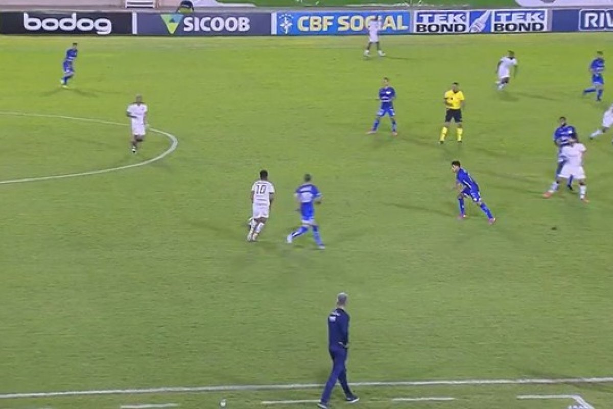 Com um a menos, Vitória arranca empate com o Confiança e deixa Z-4 da Série B