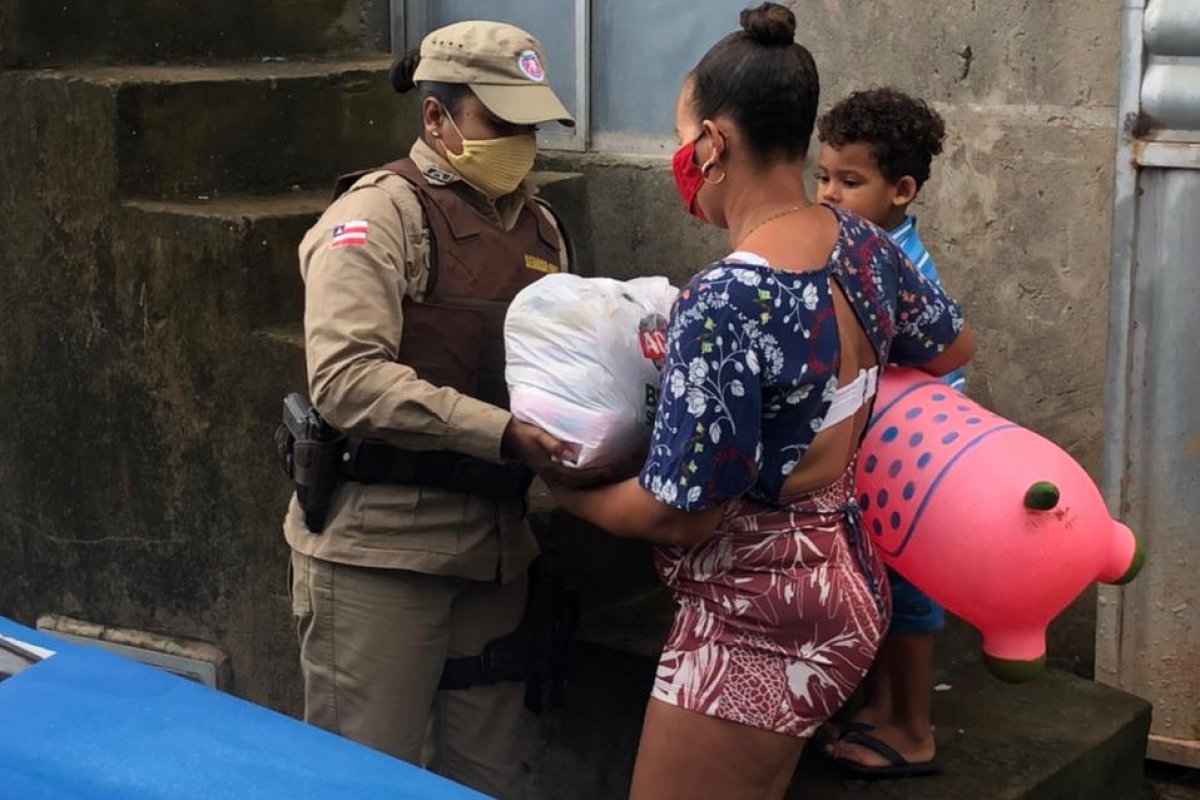 Campanha arrecada agasalhos e cobertores para pessoas em situação de rua e instituições de caridade em Salvador