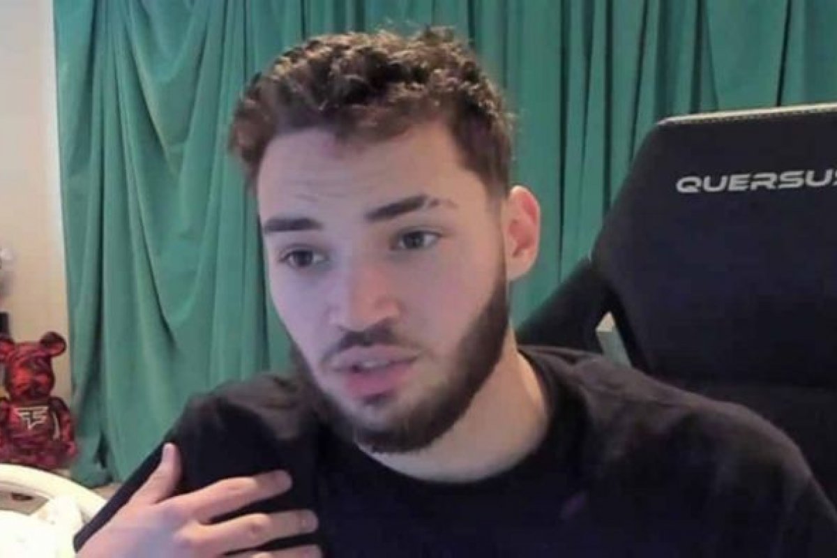 Streammer de GTA é banido de rede social após fazer live dirigindo