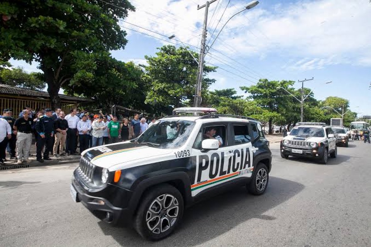 Criança de 10 anos e dois adultos são atingidos por tiros disparado por policiais do Ceará