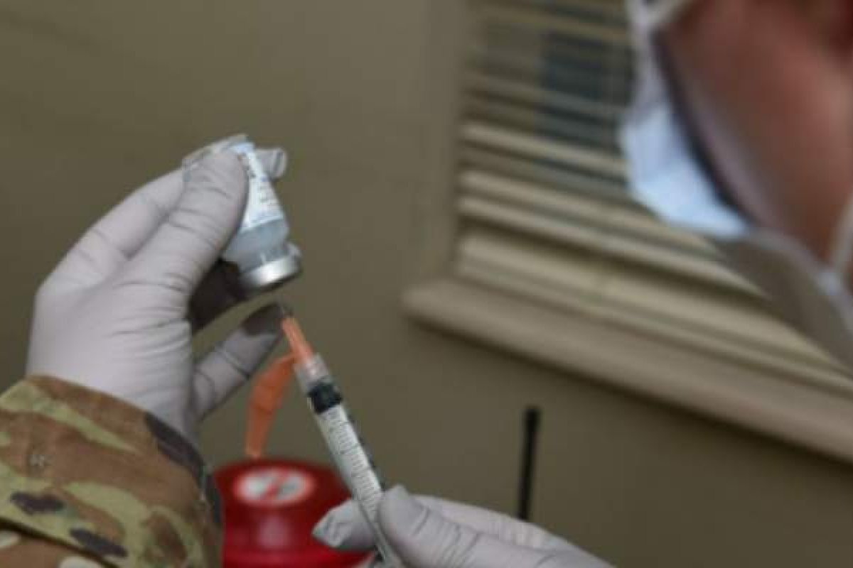 MPF abre inquérito sobre prioridade na vacinação de militares e membros da Abin