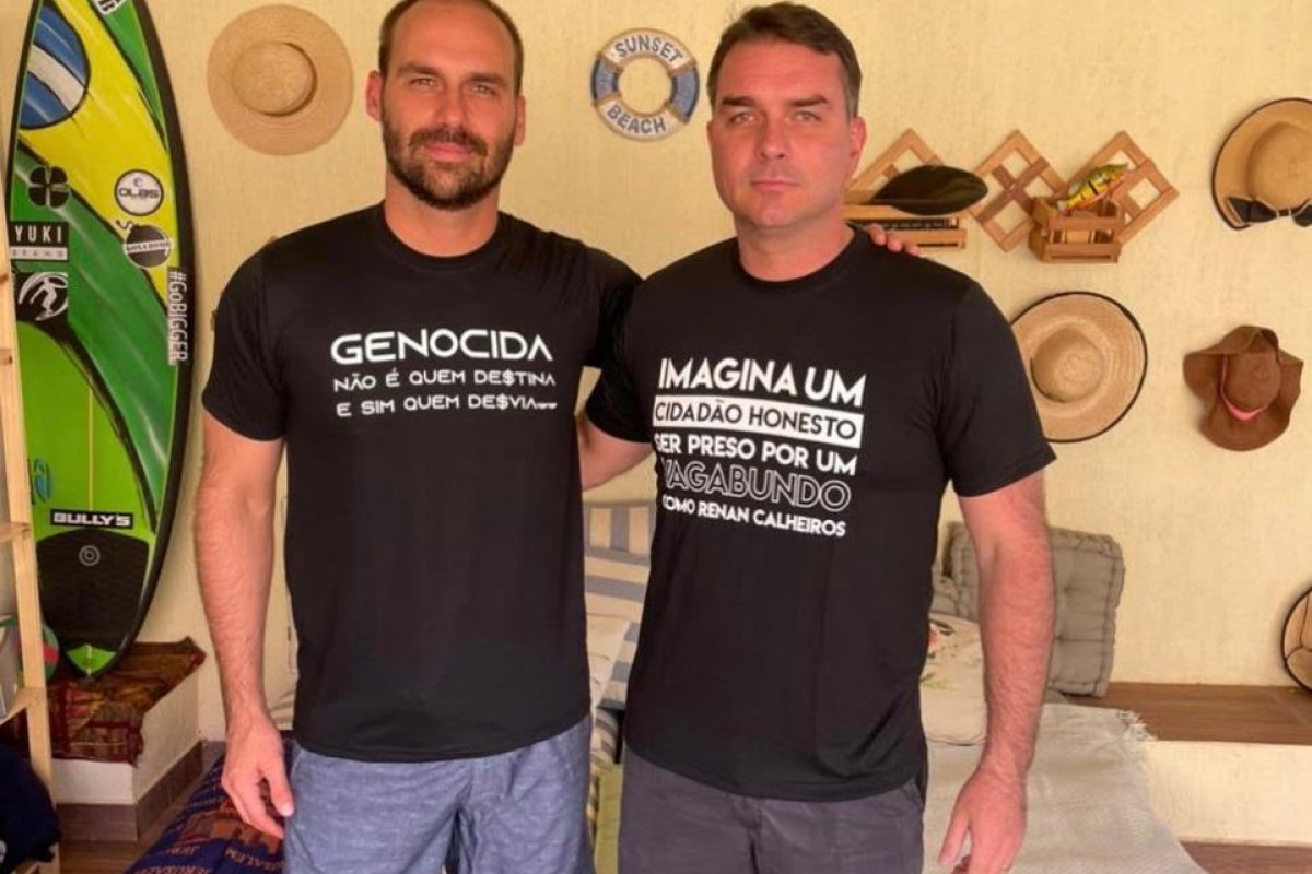 Irmãos Bolsonaro aparecem em foto usando camisetas com xingamento a Renan Calheiros