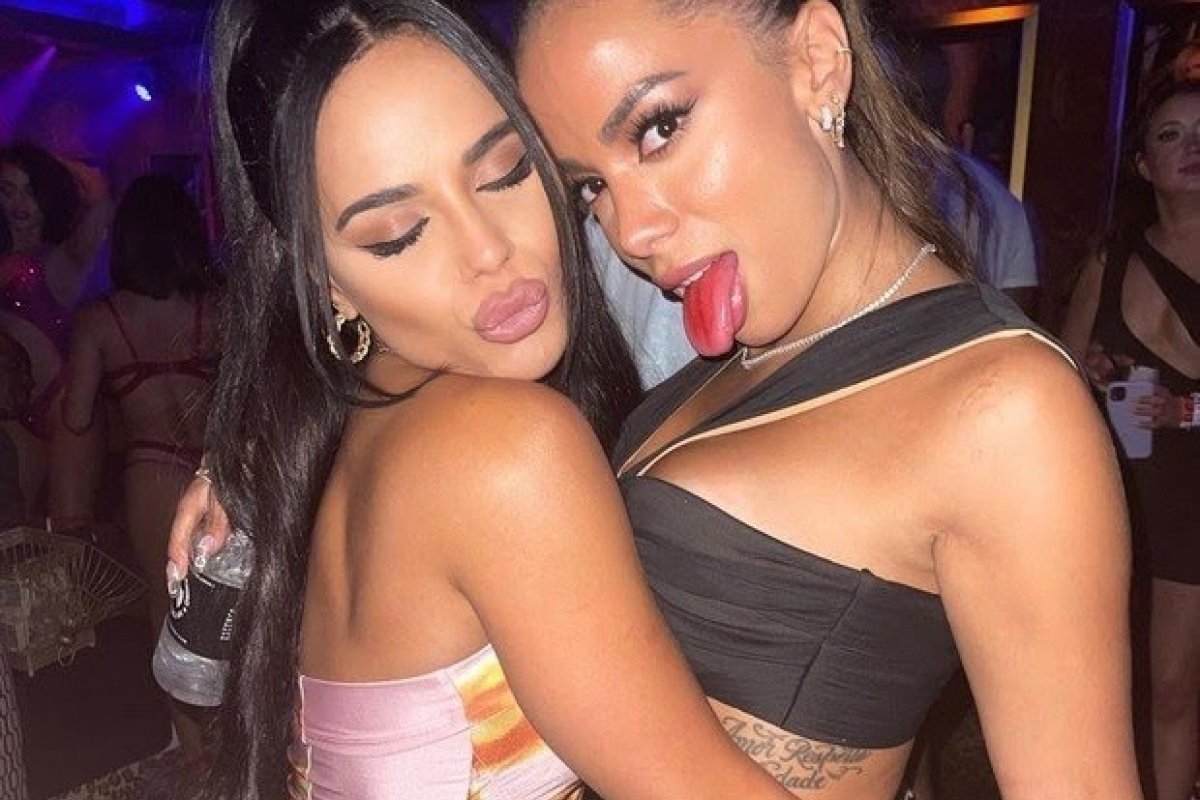 Fotos picantes de Anitta com cantora brasileira em Miami agita a web