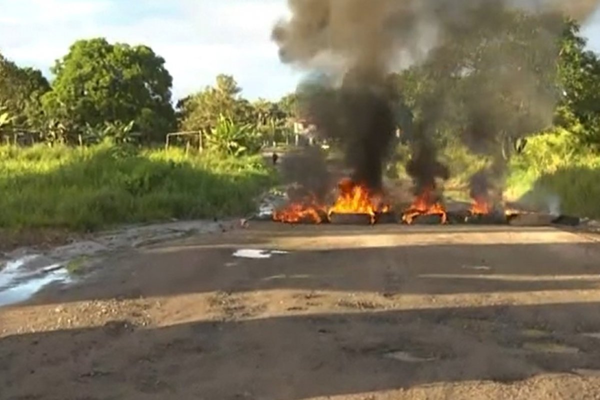 Moradores fazem protesto na estrada da Caroba, em Candeias