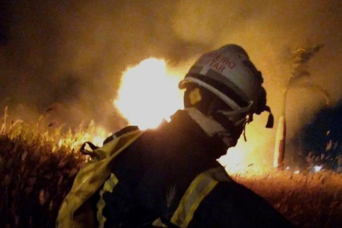 Incêndio em área de orfanato na cidade de Barreiras é debelado por bombeiros