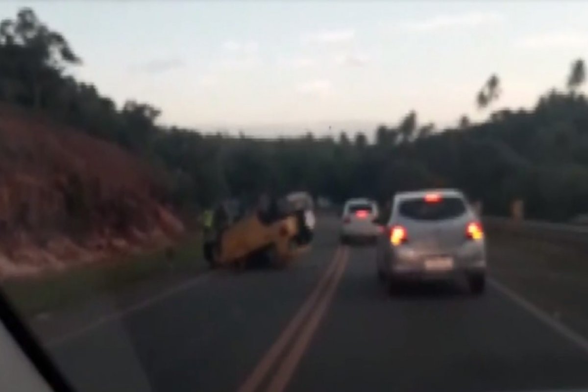 Carro capota e provoca acidente envolvendo três veículos na Linha Verde