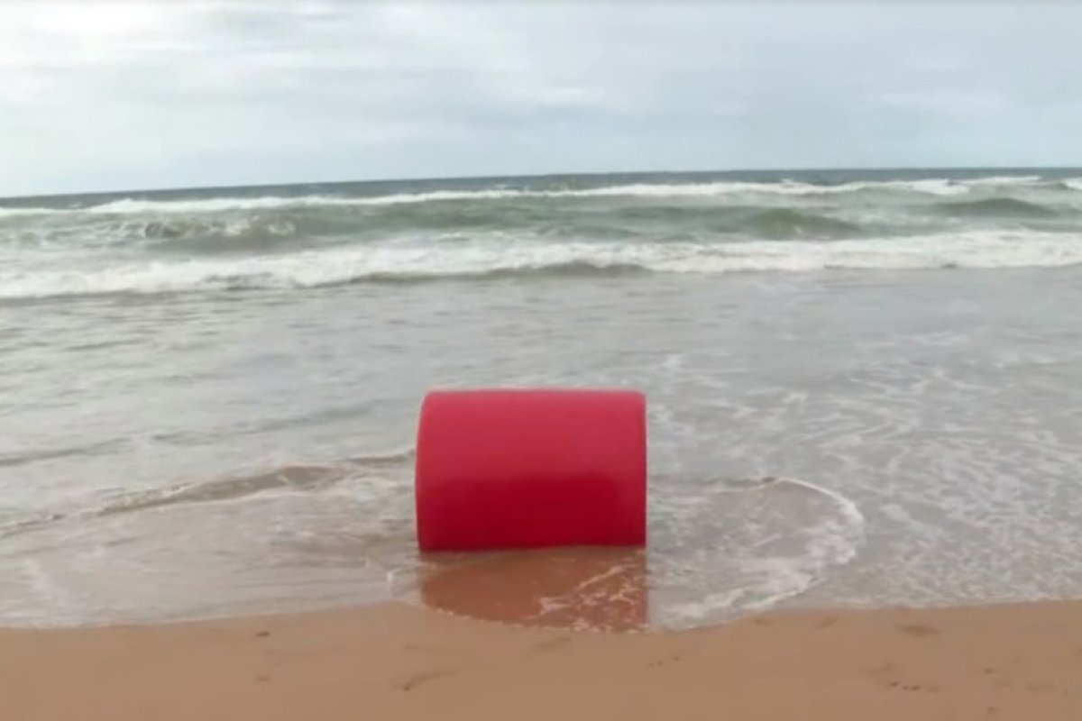 Objeto cilíndrico desconhecido aparece em praia de Pituaçu, em Salvador
