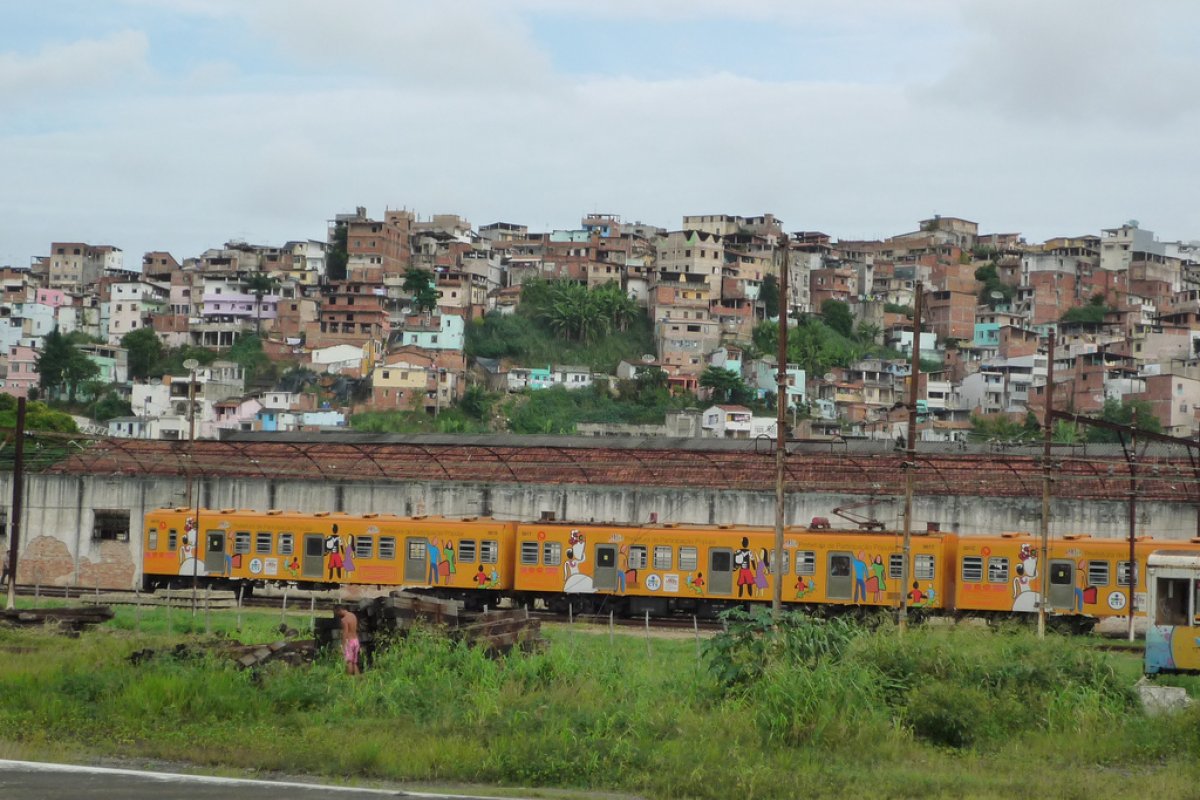 Trem descarrila no subúrbio de Salvador e serviço é suspenso por 3 horas para manutenção