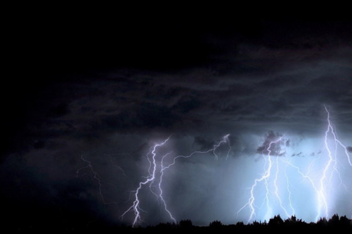 Queda de raio perto de ponto turístico deixa 18 mortos na Índia