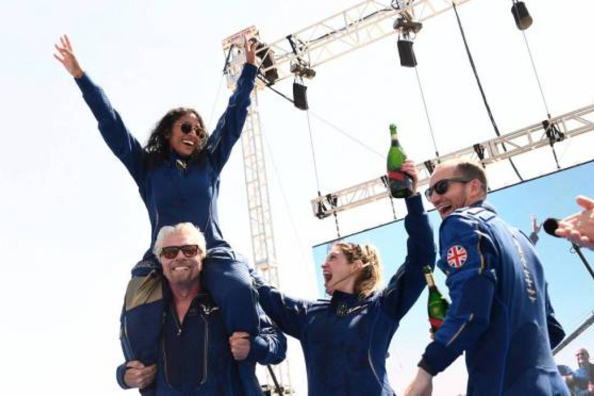 Após voo ao espaço, ações da empresa de Branson têm salto recorde de 22%