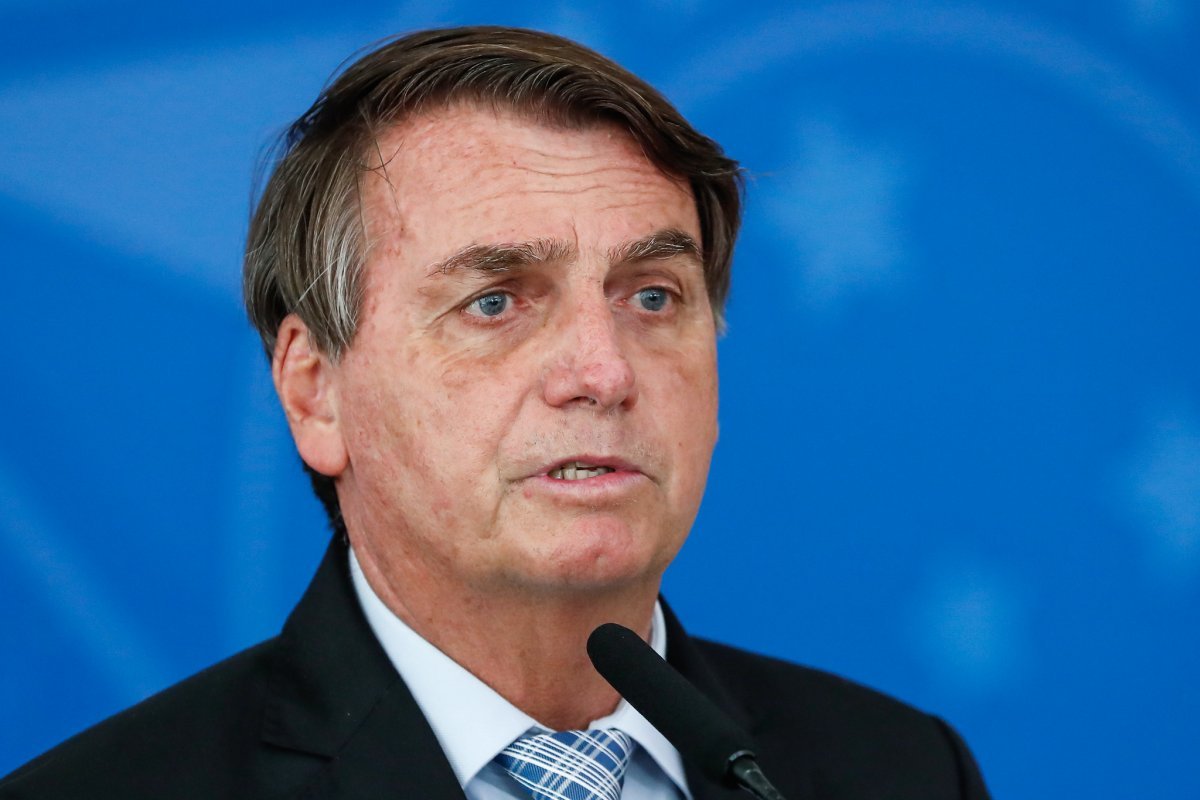 "Se a gente confiar no Datafolha nem vai votar, pois já tem o eleito" afirma Bolsonaro sobre pesquisa