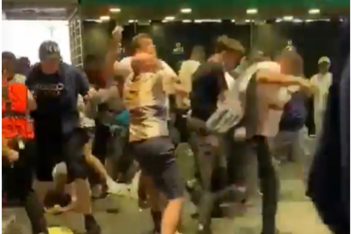 Vídeo: torcedores ingleses causam confusão e aglomeração em Wembley na final da Eurocopa