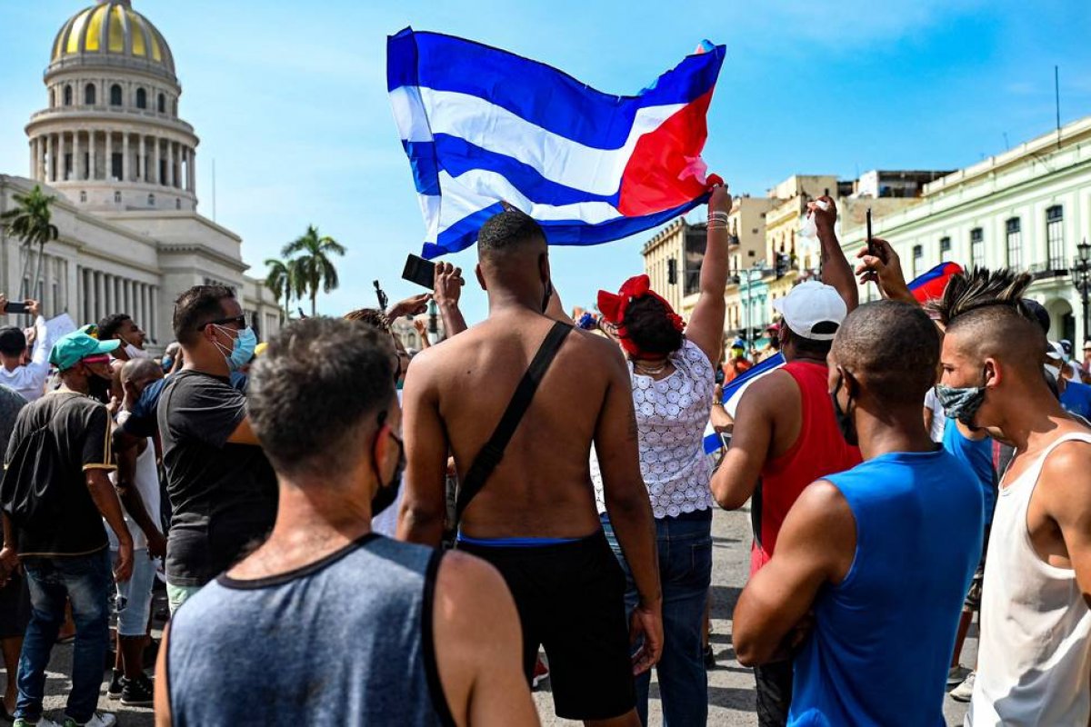 Biden emite comunicado pedindo que Cuba 'ouça população'