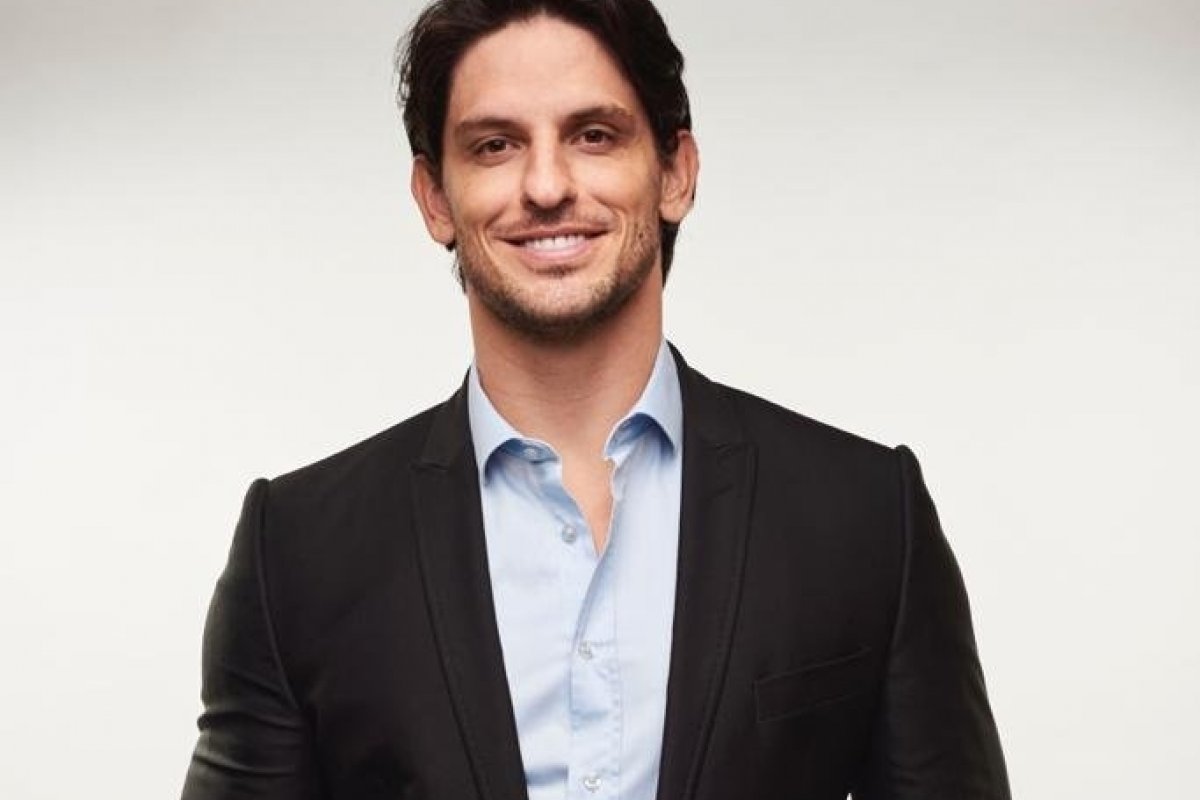 Ator e modelo Miro Moreira estrela campanha do Grupo Smart em Salvador