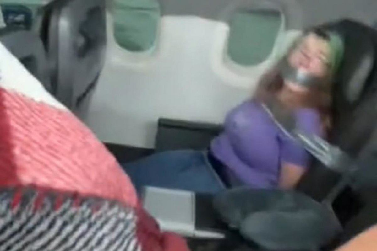 Mulher tenta saltar de avião e é amordaçada e presa no assento com fita adesiva nos EUA, diz jornal