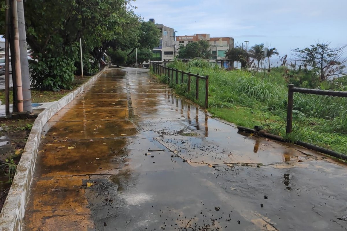 Descaso com a rua entorno do palácio da Ondina é criticado por pessoas que passam pelo local