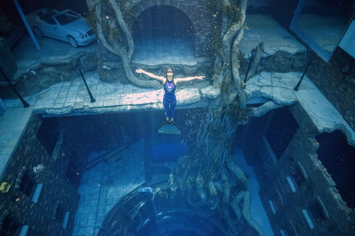 Piscina mais profunda do mundo é inaugurada em Dubai