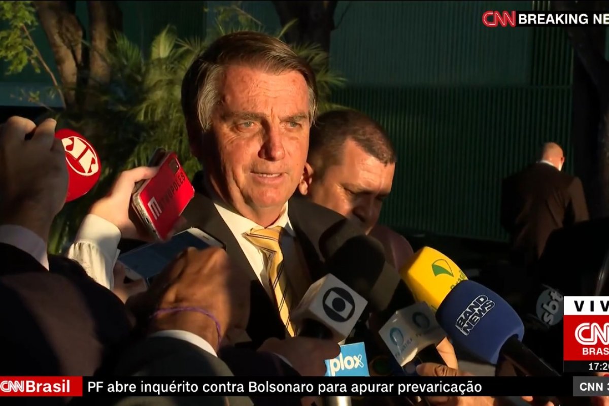 Vídeo: durante coletiva, Bolsonaro pede que jornalistas rezem Pai Nosso com ele