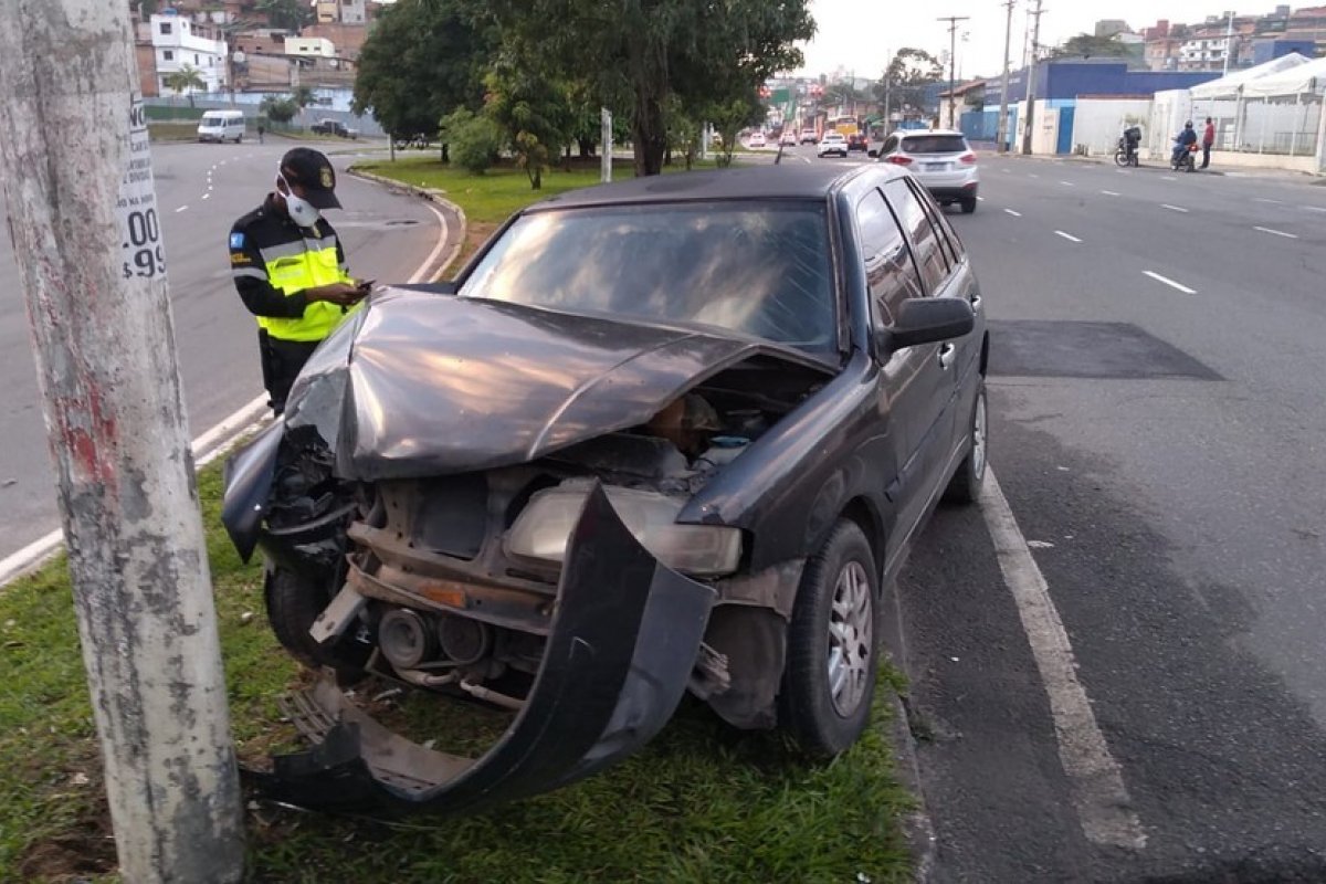 Motorista fica ferido após batida em poste na San Martin, em Salvador