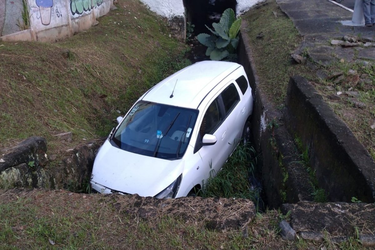 Carro cai em córrego no Vale do Canela