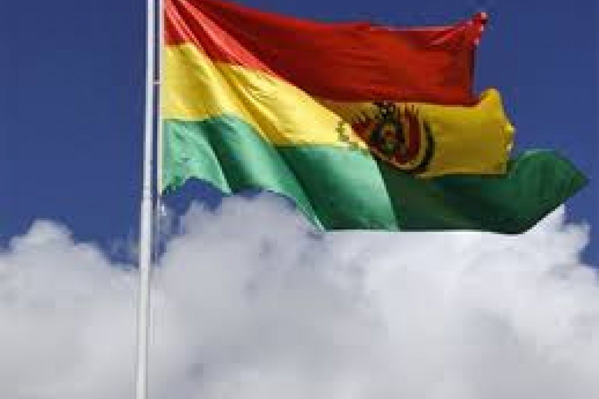 Ônibus cai de penhasco na Bolívia e mais de 30 pessoas morrem